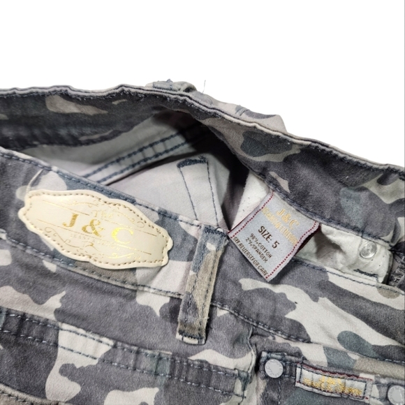 J&C Jeans & Crown Size 5 Camo Distressed Low Rise Skinny Jeans - Picture 4 of 5
